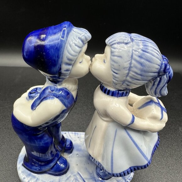 Vintage Delft Blue Kissing Dutch Couple Figurine 4.5" Holland Pottery - Picture 4 of 12